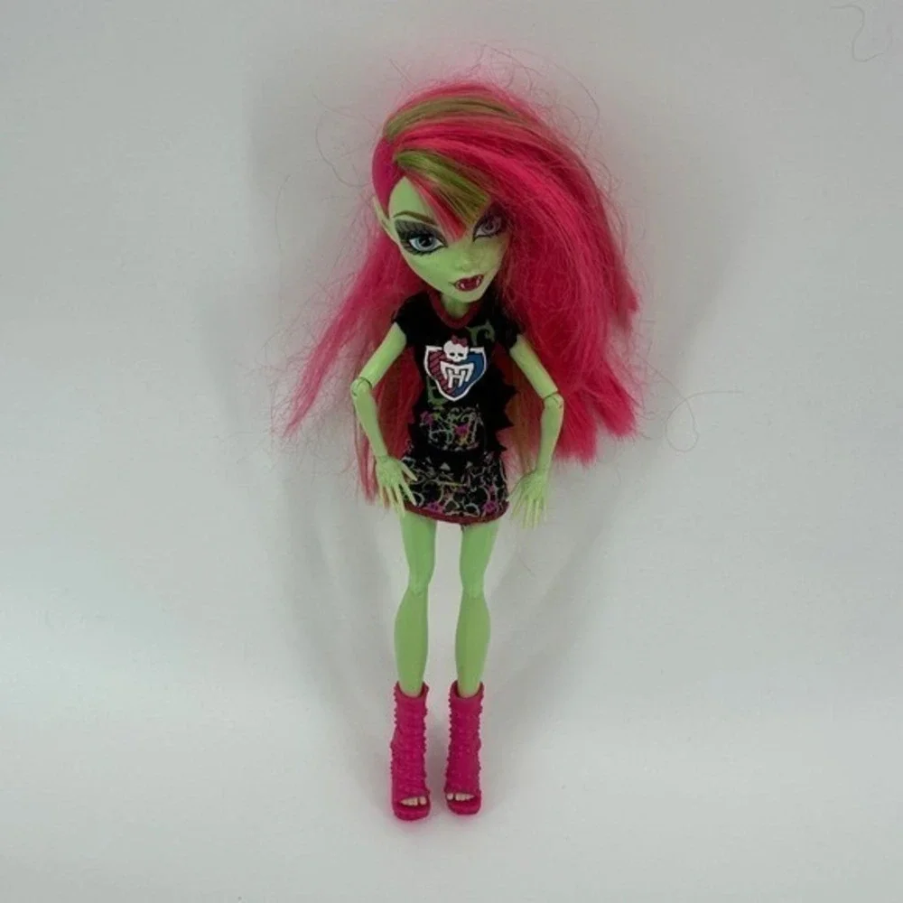 Monster High 2008 Mattel Venus McFlytrap Doll Pink Hair Green Outfit Shoes